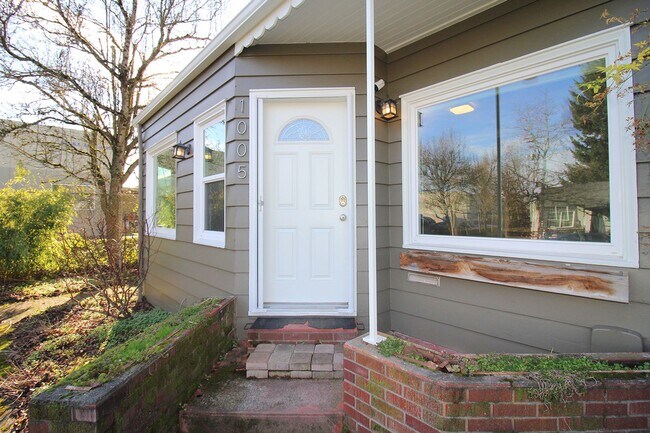 Building Photo - Rose City Park 3 Bed/2 Bath Updated 1907 Charmer – A Gardener’s Delight!