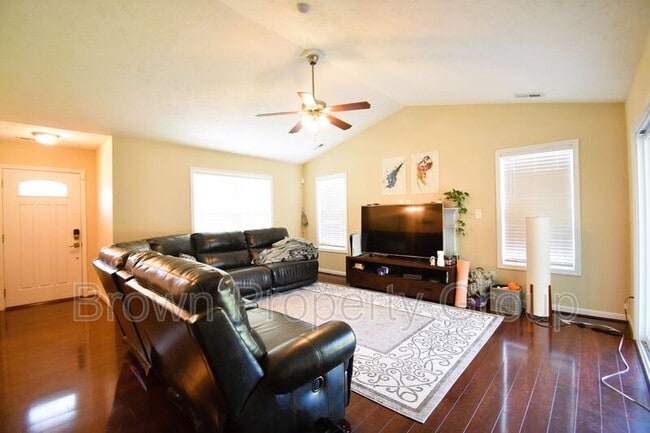 Building Photo - 214 Cross Creek Dr