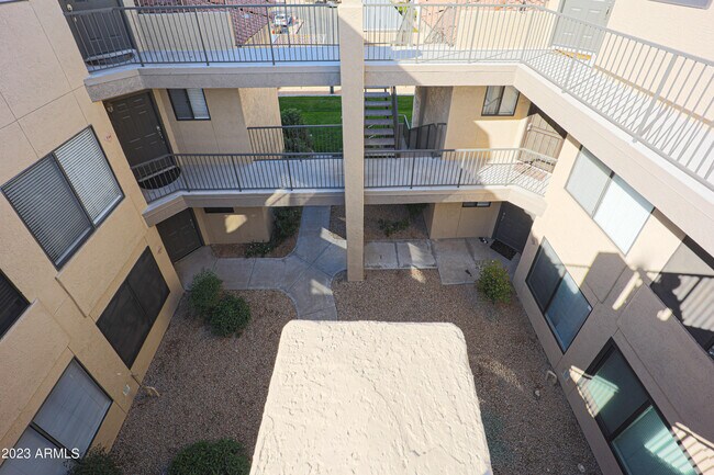 Foto del edificio - 4925 E Desert Cove Ave
