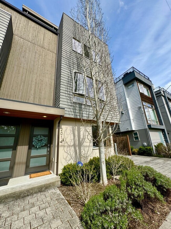 Building Photo - Ballard Townhome