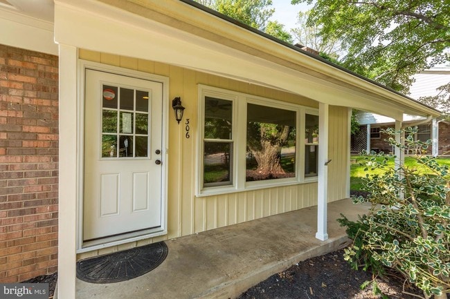 Building Photo - 306 Broadleaf Dr NE