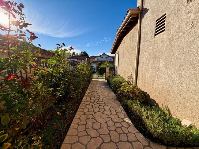 Building Photo - Beautifully updated 3 bedroom 2.5 bath home in Agoura Hills