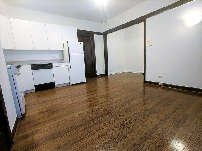 Building Photo - 816 W Waveland