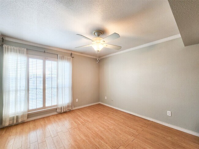 Foto del edificio - 1860 White Oak Dr