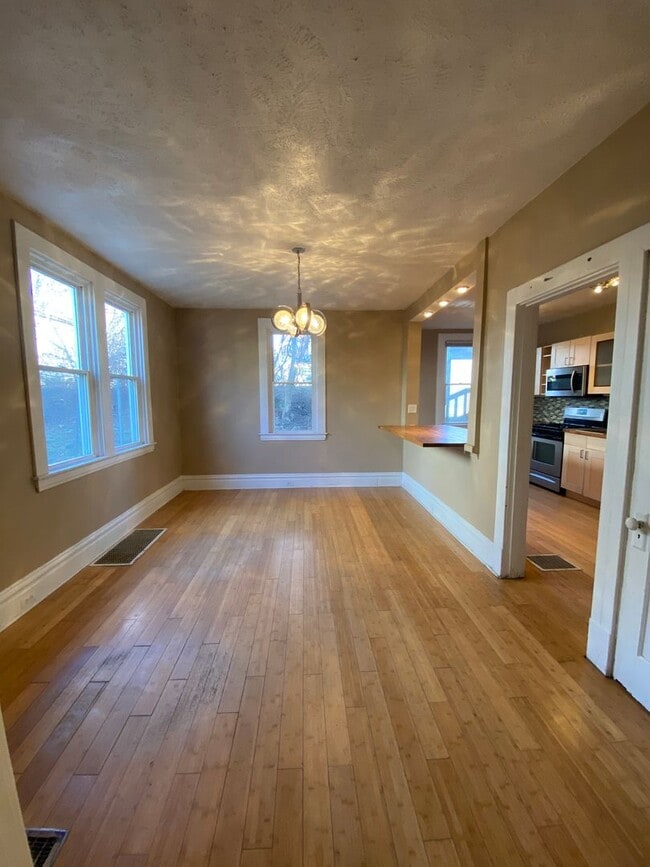 Foto del edificio - Now showing, Updated 3BR 2 Full Bath house...