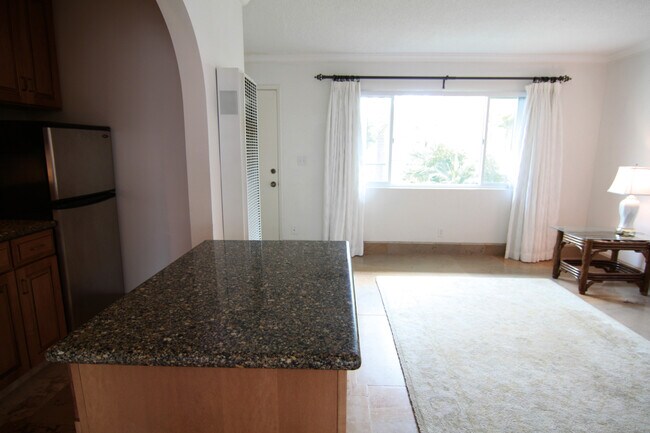 Good sized living room - 4860 Sandyland Rd