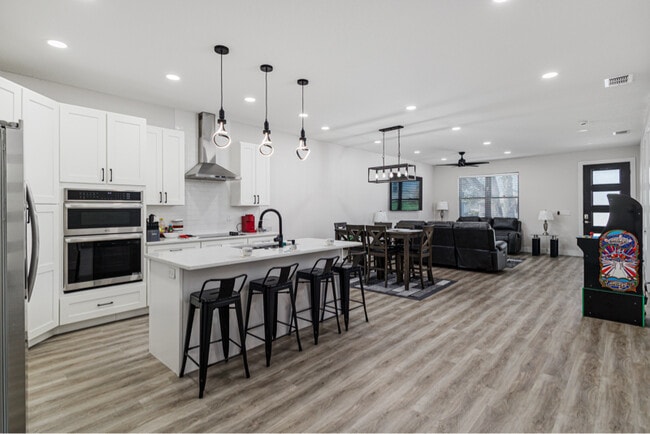 Building Photo - 550 Battle Ave