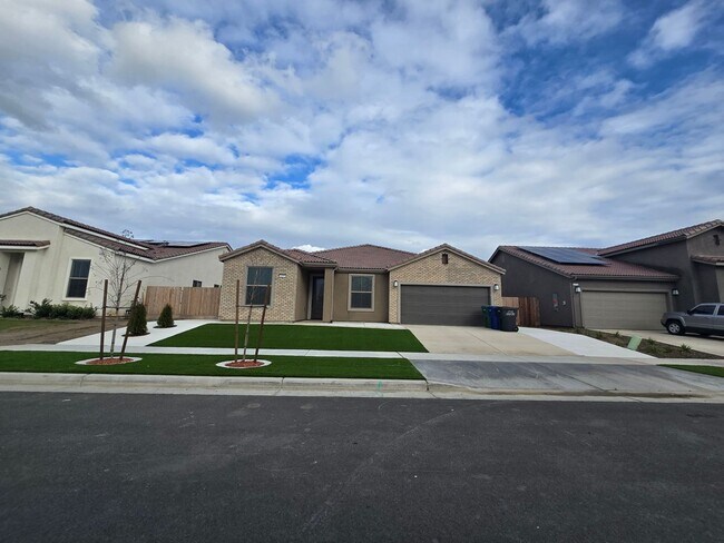 Foto del edificio - 5 BR 3 BA home available now