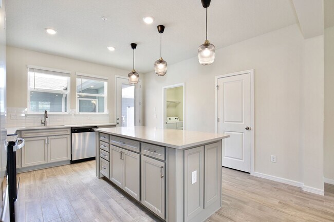 Foto del edificio - Beautiful 3/2.5 Modern Townhome with a Pri...