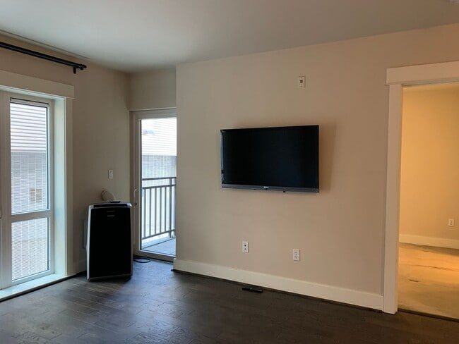 Building Photo - Excellent Location! Large 1 Bd plus den 1.5 Ba minutes to Downtown