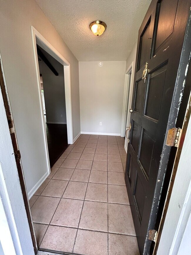 Building Photo - Great location near Perkins/Pecue!!