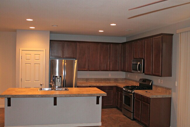 Building Photo - 5 bedrooms, 3 bathrooms & a 3 car garage