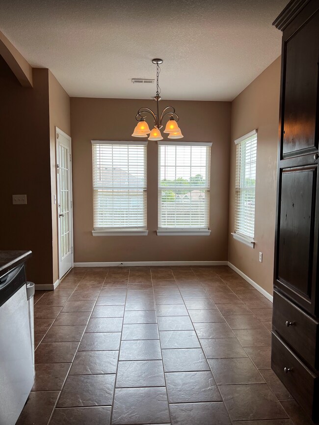 Building Photo - 619 Oakmont Dr