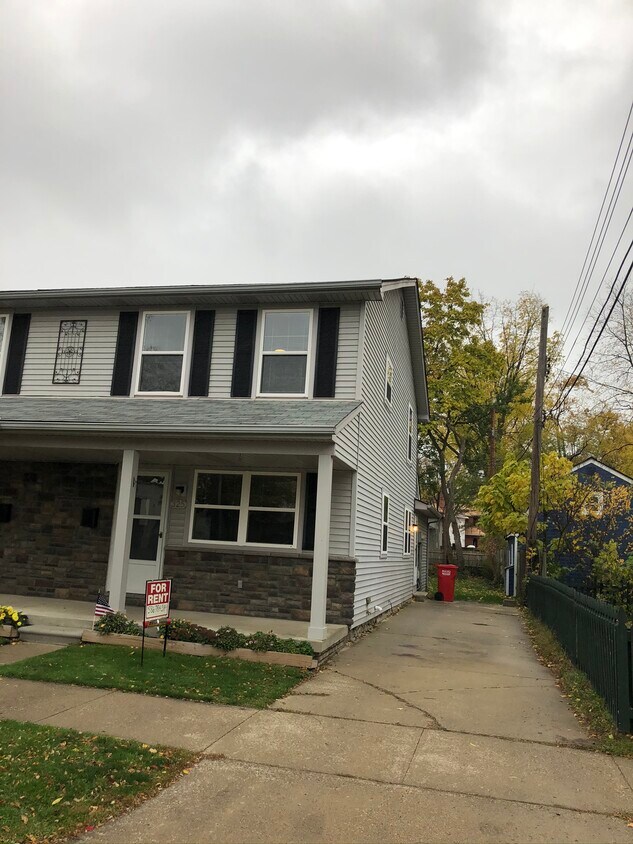 Primary Photo - 325 Pine St