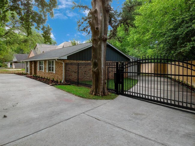 Building Photo - 8814 Westview Dr