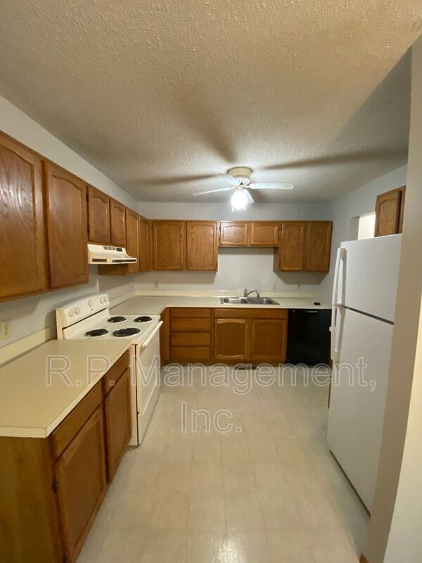 Foto del edificio - 15280 Lesley Ln