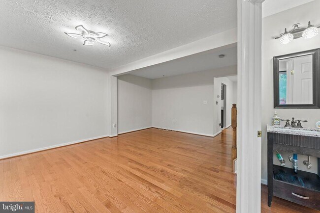 Building Photo - 144 Foxchase Dr