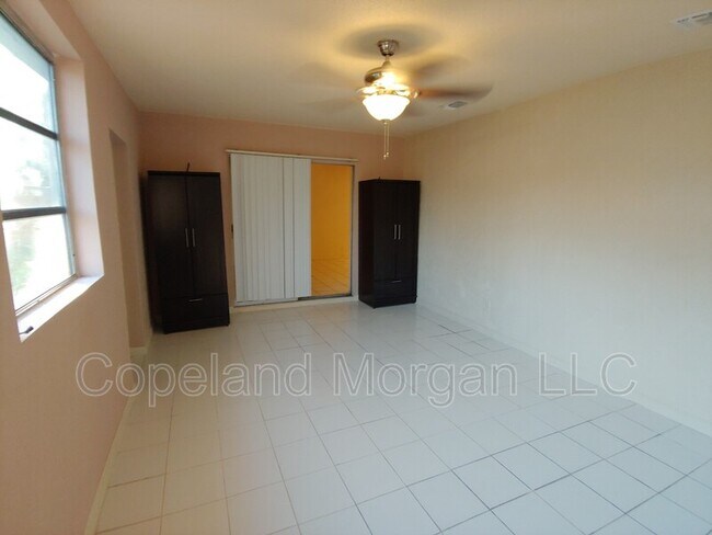Building Photo - 8362 Somerset Dr