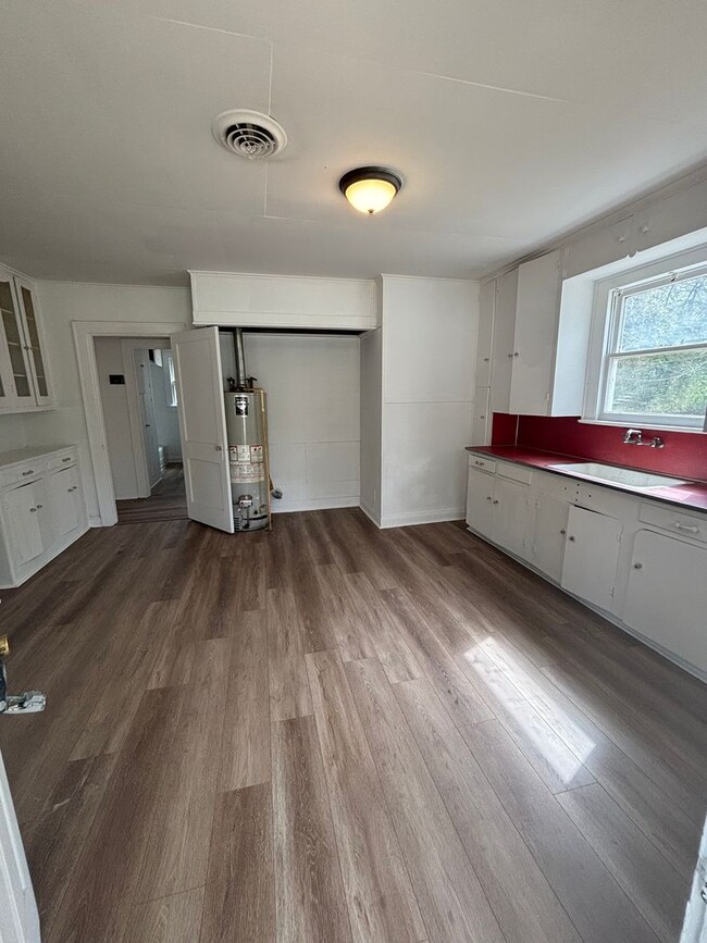 Building Photo - Beautiful 2 Bedroom Home - Just Updated and Central Air and Heat!