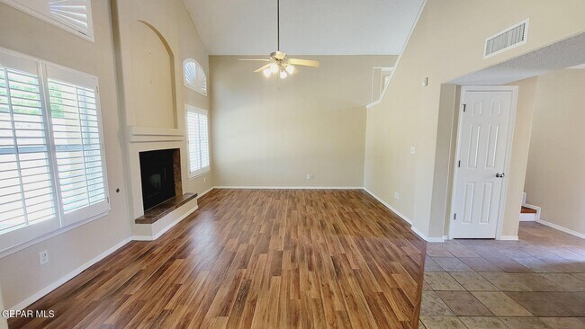 Foto del edificio - 6329 Franklin Ridge Dr