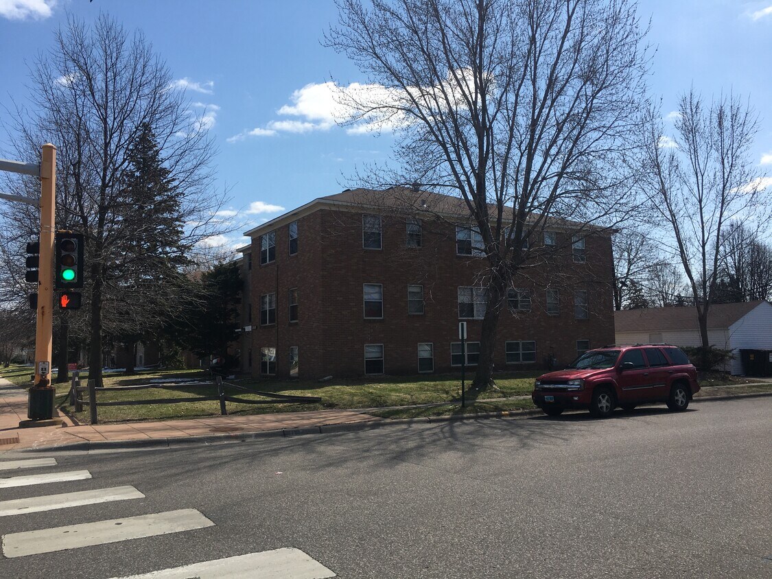 1510 Larpenteur Ave W, Falcon Heights, MN 55113 Apartments in Falcon