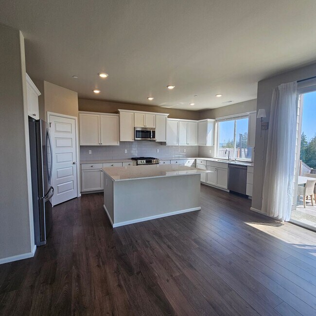 Foto del edificio - Beautiful 4-Bedroom Home with Spacious Lof...