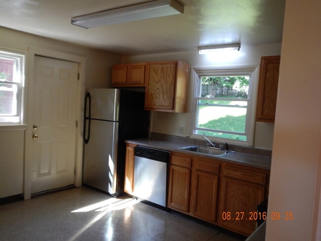 Building Photo - 3 Bed |1 Bath Beautiful Flat with Garage A...