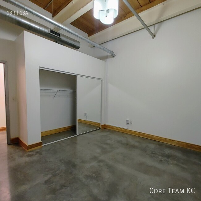 Foto del edificio - One bedroom with a den in Crossroads!
