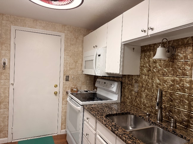 Foto del edificio - 8230 Beehive Cir