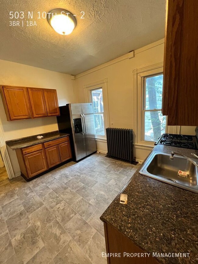 Building Photo - Available Now- 3 Bedroom/1 bath Apartment ...