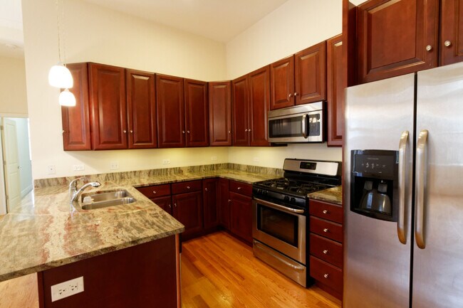 Building Photo - 1470 W Carmen Ave