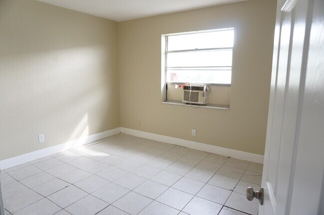 Foto del edificio - 1601 W 37th St