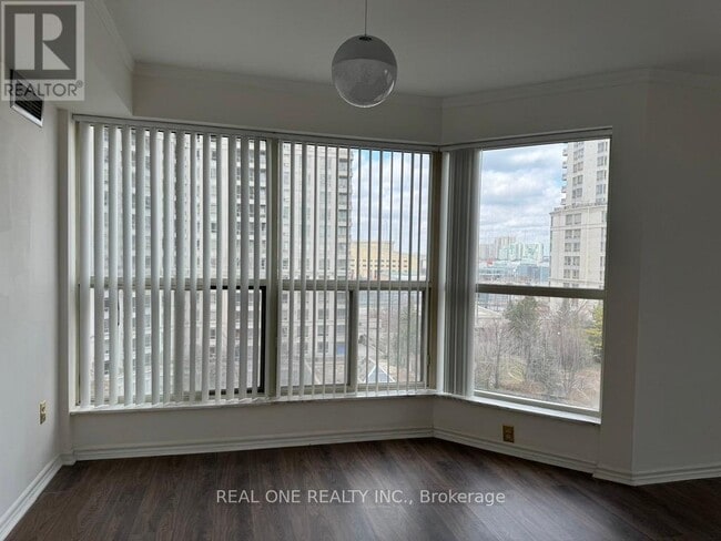Building Photo - 325-325 Webb Dr