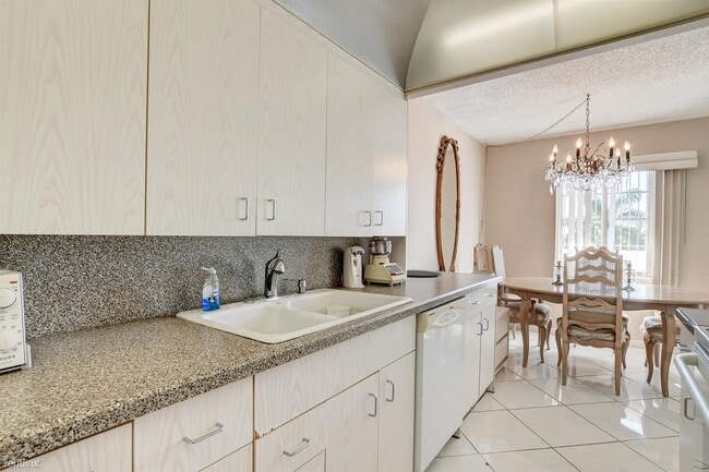 Building Photo - 2 br, 1.5 bath Condo - 4044 Exeter C