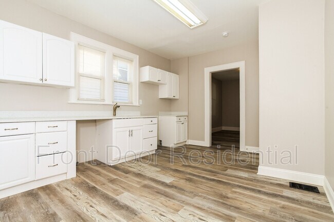 Building Photo - 5325 Rolston Ave