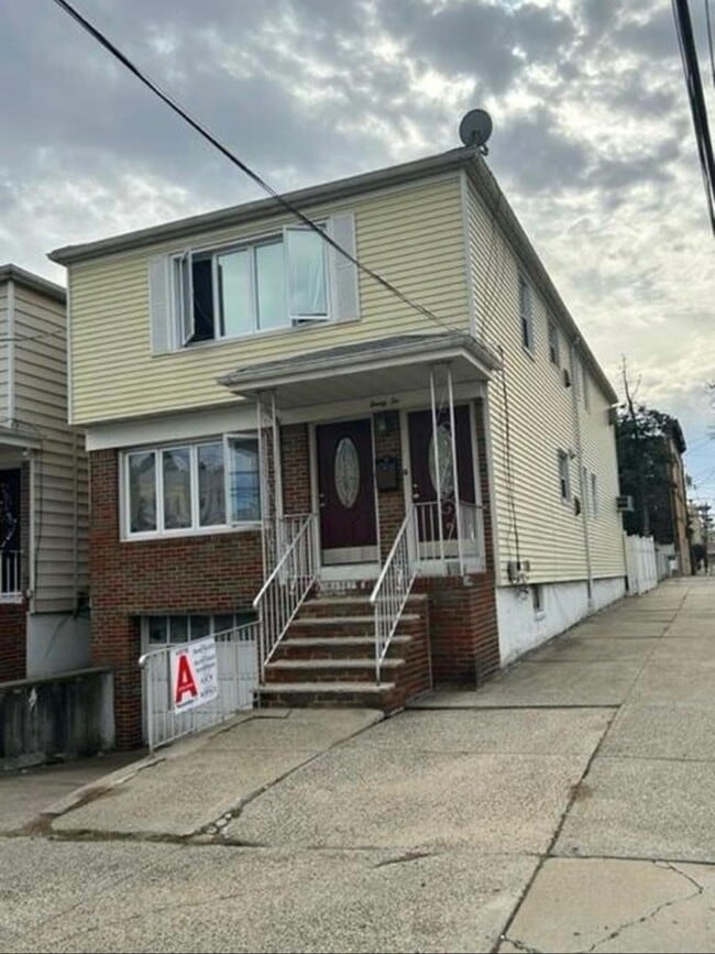 Building Photo - 22 E 18th St