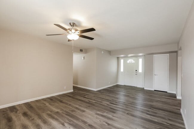 Building Photo - 307 W Nopal Pl