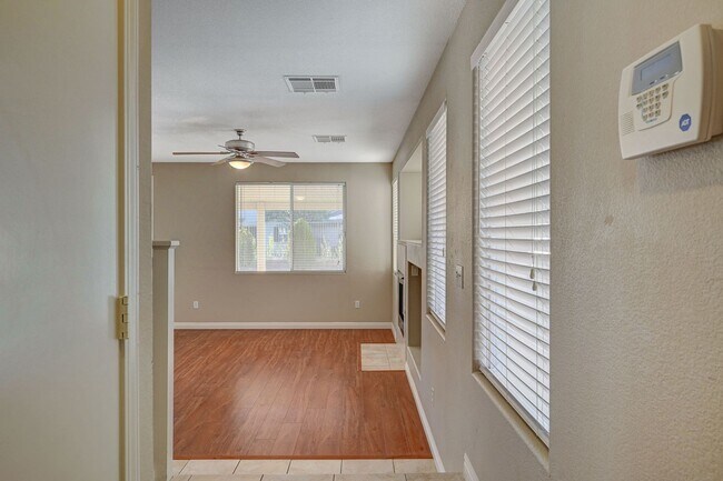 Building Photo - Beautiful 3 bedroom 2.5 bath home in covet...