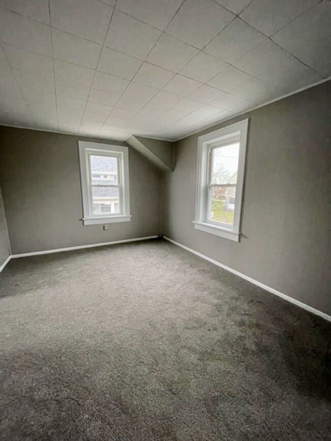 Building Photo - CUTE + COZY 1 Bedroom Duplex Available!