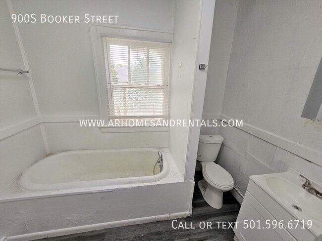 Building Photo - 900 S Booker St