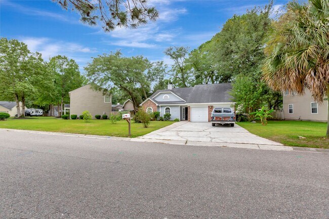 Building Photo - Charming 3 bedroom with Spacious Backyard ...