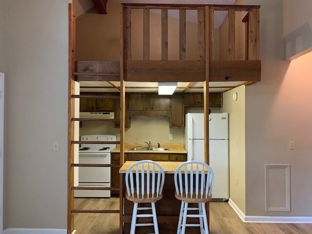 Building Photo - Nice Apartment with Loft in 5 Points
