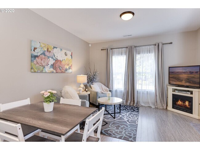 Foto del edificio - Incredible 2 Bed 1.5 Bath + Den  in N Portland near Peninsula Park! A/C and More!