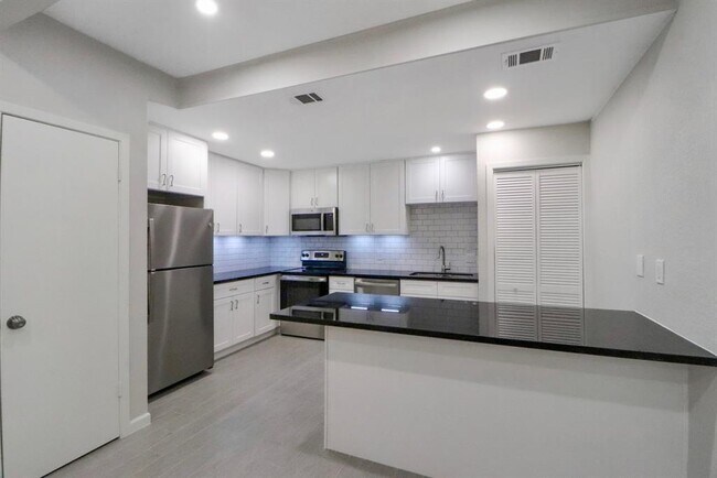 Building Photo - 5929 Queensloch Dr