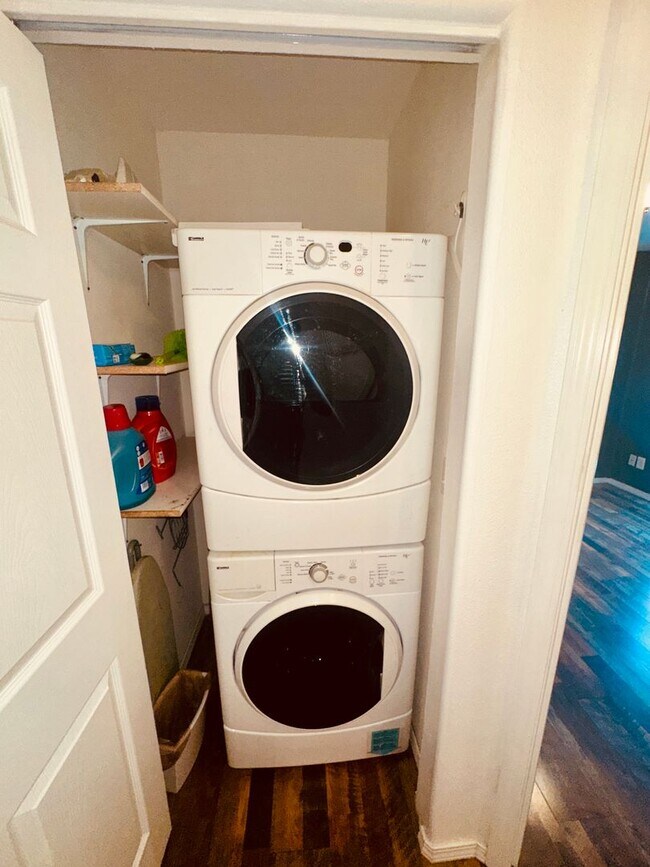 Building Photo - ROOM FOR RENT-ALL UTILITIES PAID BY OWNER!...