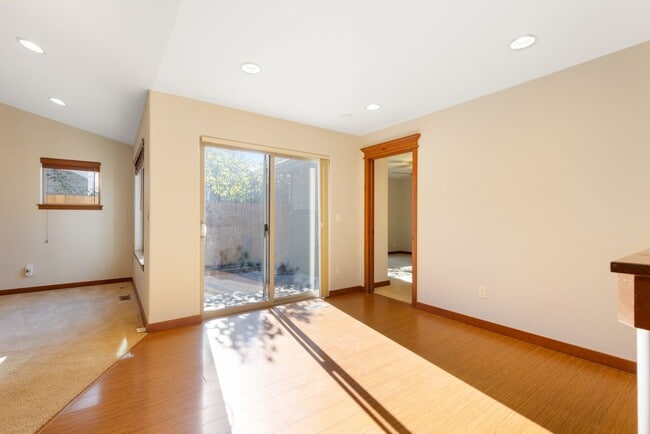 Foto del edificio - Spacious Single Level home with A/C & 3-car Garage