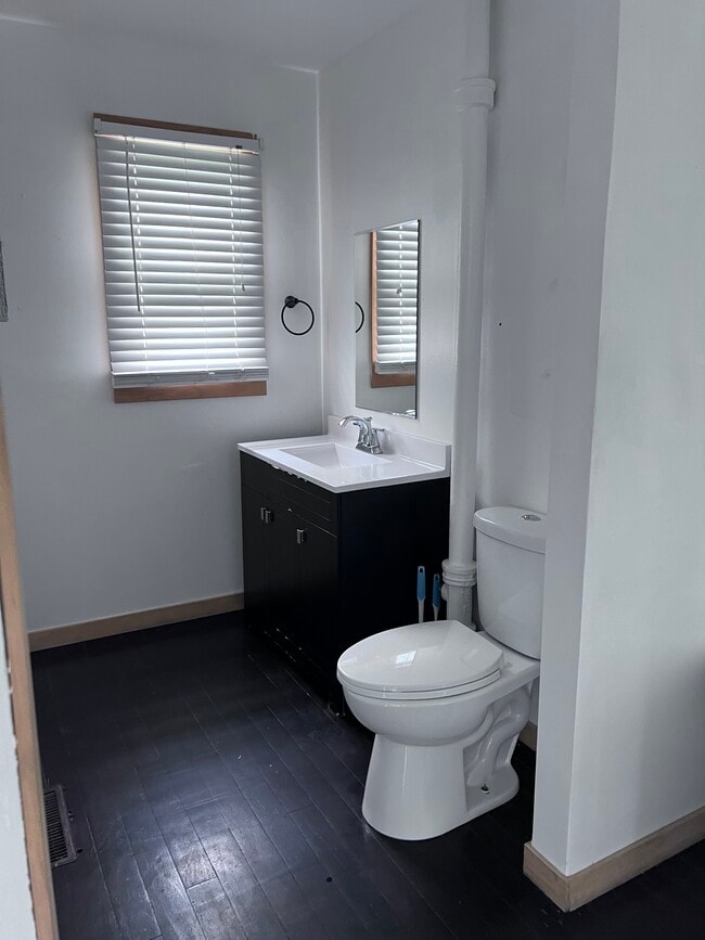 Building Photo - 639 S Main Ave