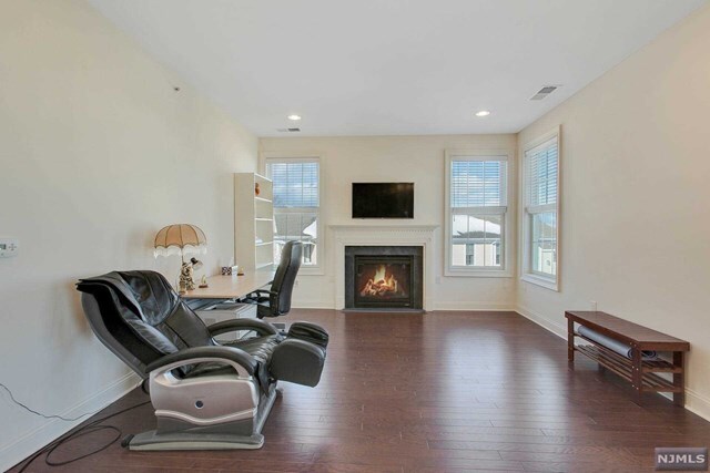 Foto del edificio - 910 Four Seasons Ln