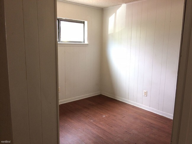 Building Photo - 2 br, 1 bath 4plex - 4009 College Main St D