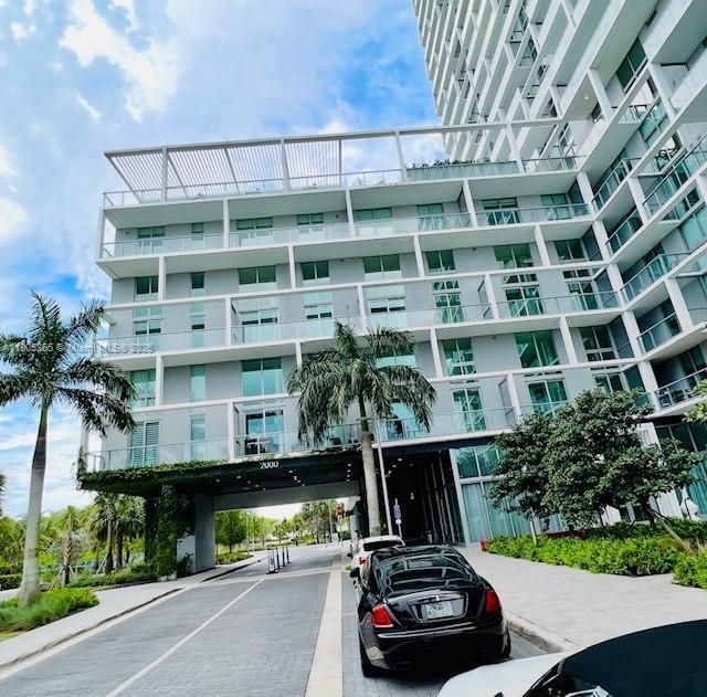 Primary Photo - 2000 Metropica Wy